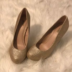 Gold glitter pumps